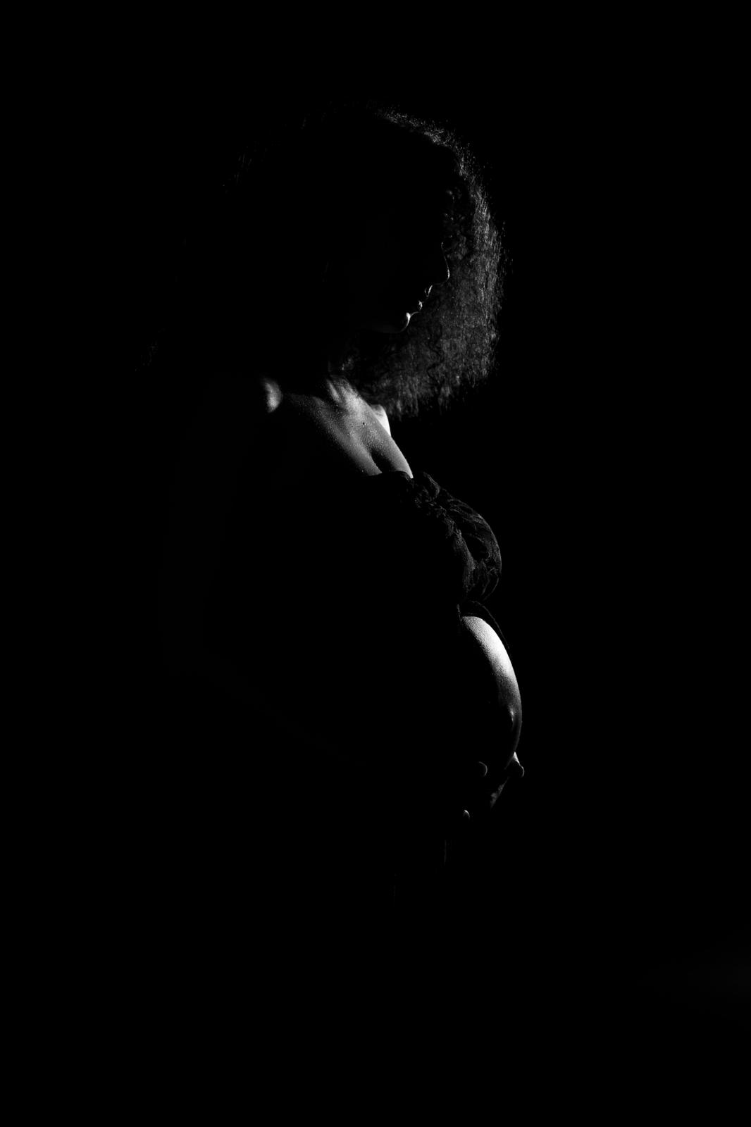 Profilo di una futura mamma in controluce